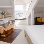 Chambre d'hôtes avec baignoire ilot dans la chambre et vue mer