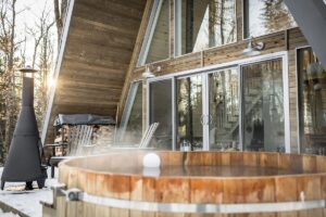 bain nordique sur la terrasse du chalet Prunella au Québec