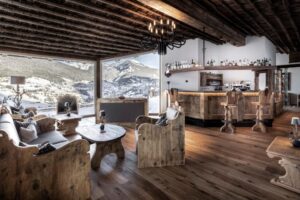 salon tout en bois dans un chalet de montagne