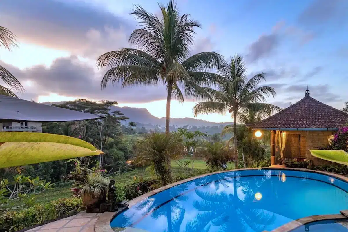 piscine avec vue panoramique à l'hôtel Cepik Villa Sidemen