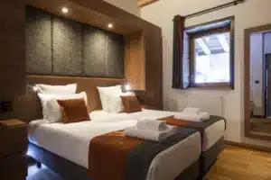 Chambre chaleureuse avec lits jumeaux dans un appartement en location vacances à Val Cenis