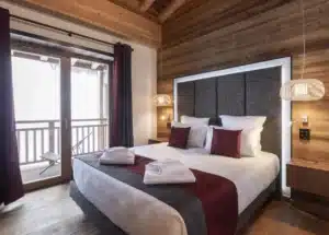 chambre cosy dans un chalet de montagne donnant sur un balcon