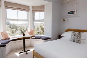 Chambre double avec bow window typiquement anglais pour cette chambre d'hôtes de charme en Cornouailles
