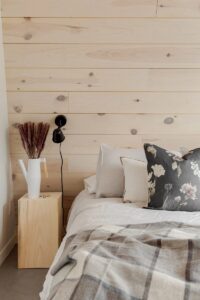 zoom sur la décoration intérieure du chalet avec le lit et le chevet