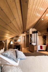 Chambre double cosy et chaleureuse tout en bois et sous les combles avec salle de bain et baignoire ouverte sur la chambre