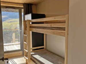 Chambre enfant avec lits superposés et vue sur la montagne