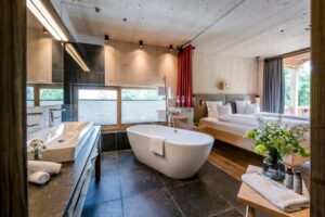 Suite cosy avec baignoire ouverte sur la chambre dans un hôtel en Allemagne