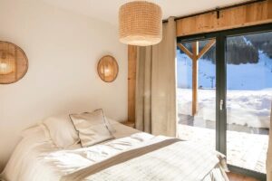 une des 3 chambes de la villa en location vacances sur le domaine skiable des Rousses