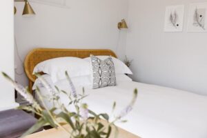 chambre double à la décoration naturelle