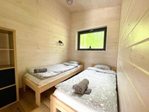 chambre avec lits jumeaux, idéale pour les enfants