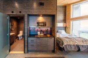 Chambre avec kitchenette et baie vitrée en Laponie en Finlande