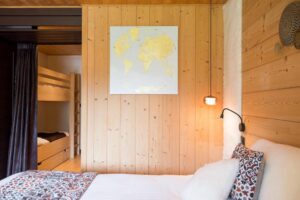 Chambre famille avec lits superposés pour les enfants