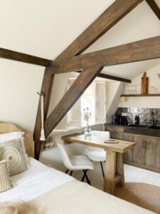 Chambre à louer pour un séjour en bord de mer comprenant une petite cuisine et un coin repas