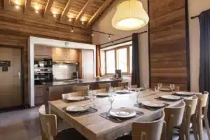 cuisine moderne et toute équipée ouverte sur la salle à manger