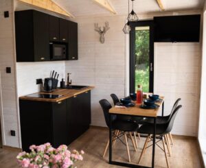 Coin cuisine et repas dans un lodge gîte en location vacances en Pologne