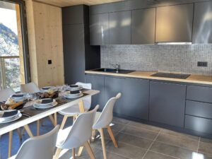 cuisine ouverte sur le séjour donnant une vue panoramique sur les pyrénées