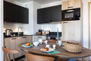 Cuisine équipée avec lave vaisselle, micro ondes, nespresso, four et ouverte sur le séjour