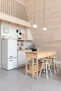 Cuisine ouverte sur le séjour avec ilot central tout en bois
