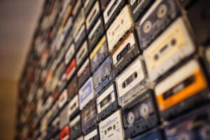 décoration d'un mur avec une collection d'anciennes cassettes audio
