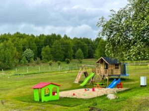 Bac à sable et modules de jeux pour les enfants dans un lodge, gîte pour les vacances