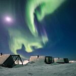 Chalet avec toit panoramique dans un hôtel en Finlande au milieu de la nature