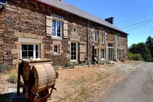 Ancienne longère bretonne restaurée en agritourisme à la frontière entre la Normandie et la Bretagne