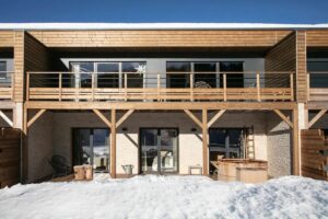 vue extérieure de la façade de la maison à louer avec en bas les chambres, la salle de fitness et le bain nordique. A l'étage le séjour.