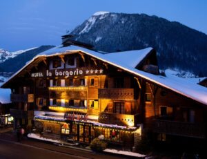 Façade extérieure de nuit de l'hôtel la Bergerie à Morzine sur le domaine skiable des Portes du Soleil