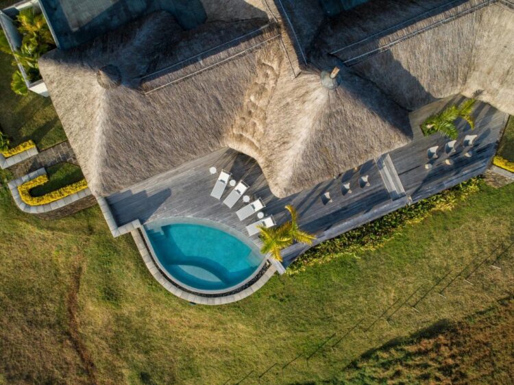 vue aérienne de la terrasse avec piscine au Ferney Nature Lodge à l'île Maurice