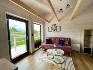 salon cosy et chaleureux dans un bungalow tout en bois pouvant accueillir 6 personnes
