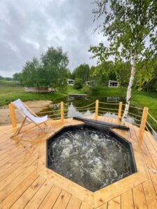 jacuzzi à la disposition des clients des bungalows