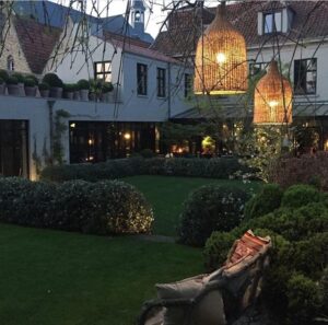 très beau jardin d'une maison historique du centre de Bruges accueillant des chambres d'hôtes luxueuses