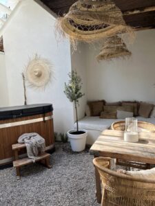 Jardin d'une suite avec bain nordique privé