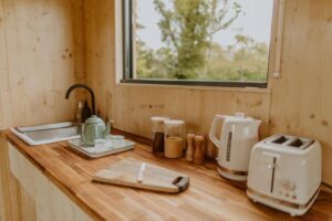 coin cuisine et en extérieur il y a un barbecue