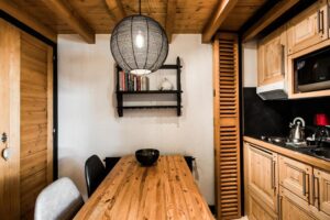 Chambre avec kitchenette et coin repas à l'hôtel La Bergerie à Morzine