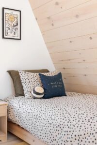 chambre avec 2 lits simple idéal pour les enfants dans un chalet en location vacances