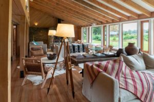 salon chaleureux tout en bois et pierre dans un hôtel situé dans le nord de la Patagonie