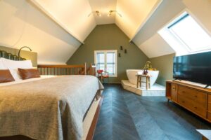 Loft spacieux pouvant accueillir jusqu'à 4 personnes sur 2 étages avec une baignoire ouverte dans la chambre