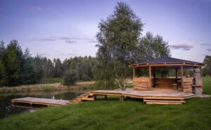 Baignade dans l'étang avec le pavillon et le ponton aménagé