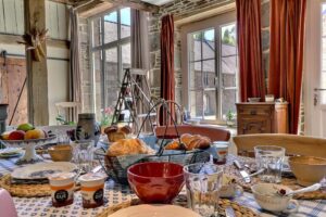 Petit déjeuner copieux avec produits locaux à la chambre d'hôtes, agritourisme Abaé