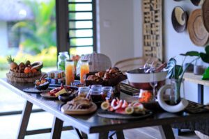 Petit déjeuner buffet servi au Ferney Nature Lodge