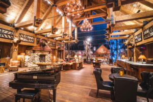 piano bar dans un hôtel type chalet de montagne