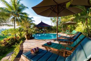 piscine et transat au milieu des rizières à Sidemen