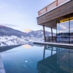 piscine extérieure avec une vue magnifique sur les Dolomites