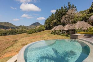 Vue sur la nature de la Vallée de Ferney depuis la piscine du Ferney Nature Lodge