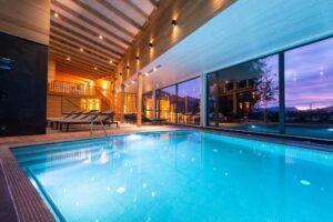 piscine intérieure du spa de l'hôtel situé sur la cordillère des Andes au Chili