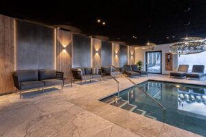 piscine intérieure pour se détendre après une journée dans les montagnes
