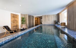 piscine intérieure de l'espace bien-être dans la résidence neige et soleil terrésens