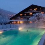 piscine extérieure chauffée en plein hiver et sous la neige dans un hôtel familial à Morzine