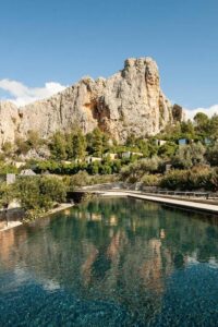 piscine extérieure avec vue panoramique sur la nature à l'hôtel proche de Valence